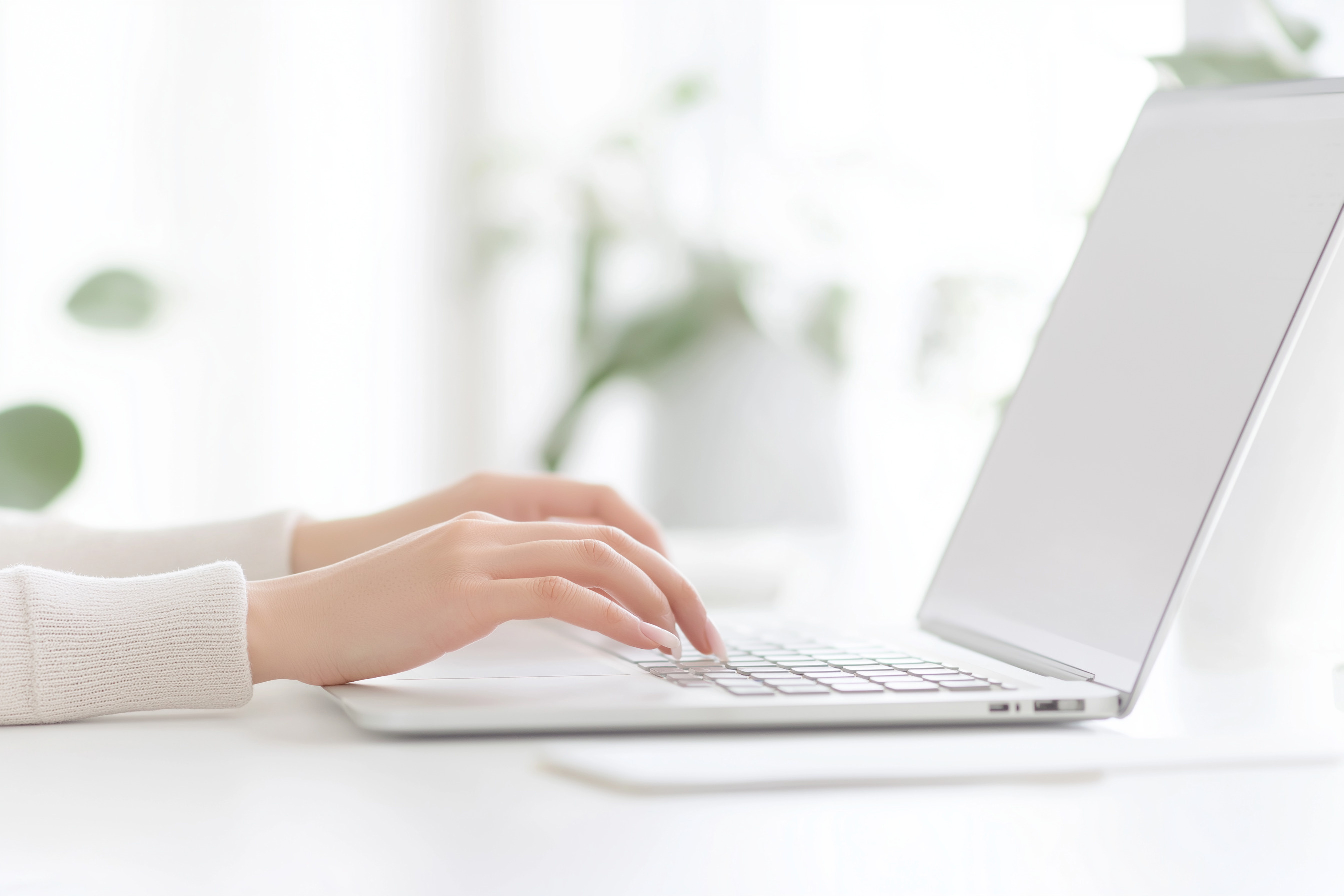 パソコンで作業している手元の写真